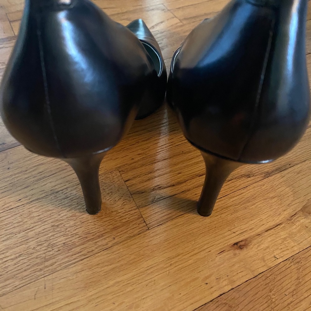 Simple Black Heels - Picture 4 of 6